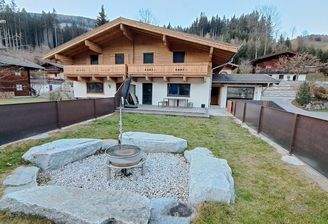 Ferienhaus mit Feuerstelle im Garten