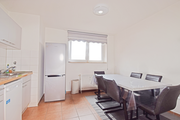 Großzügige Einbauküche