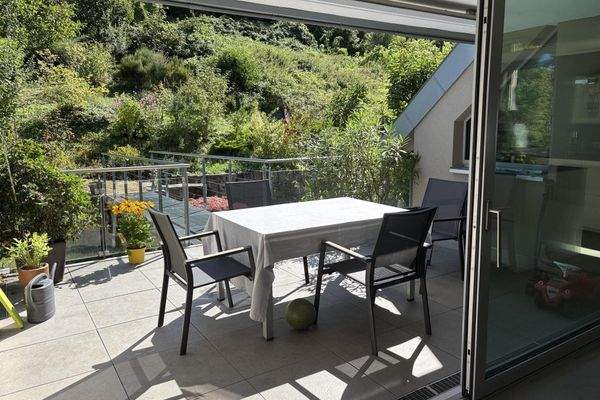 DG Terrasse mit Brücke in den Garten