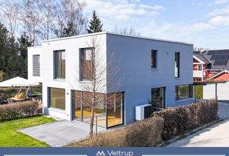 Hausansicht Straße mit Logo