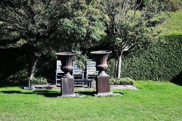 Sitzgelegenheit im Garten.JPG