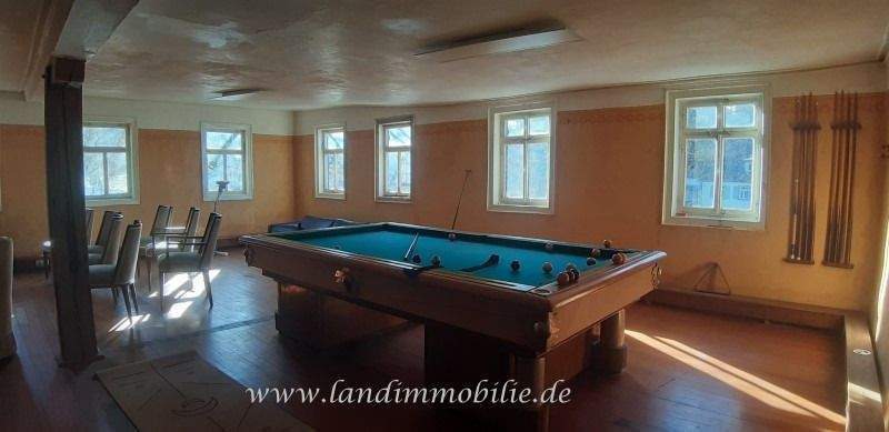 im Saal im ersten Stock