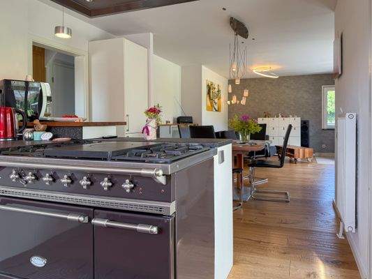 Blick von der Küche in das Esszimmer