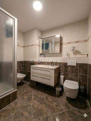 Badezimmer mit Dusche und Bidet