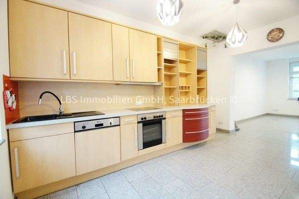 Küche mit Blick ins Wohnzimmer