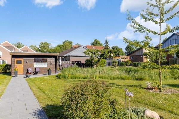 ... auf das große Grundstück ...