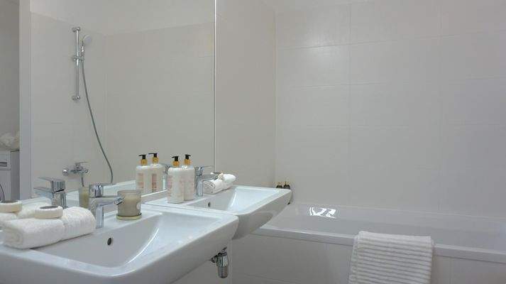 Badezimmer mit Badewanne