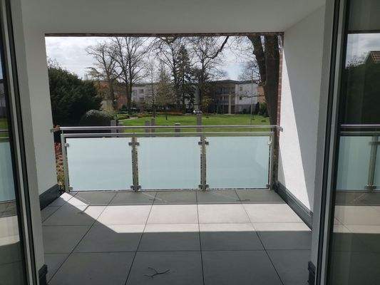 Balkon Südausrichtung mit Blick in den Park 