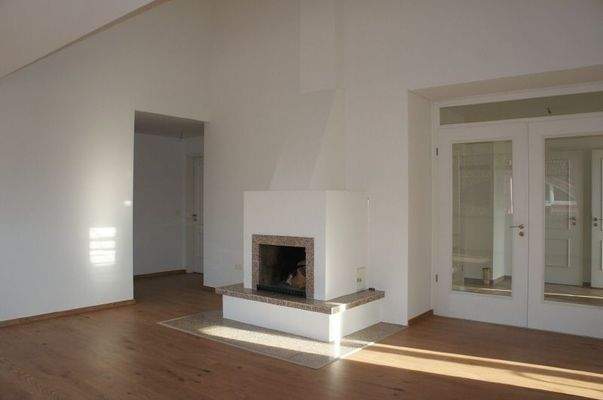 großes Wohnzimmer mit Kamin