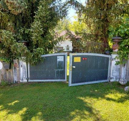 LeBa aussen offenes Tor kommend von landw. Grundst