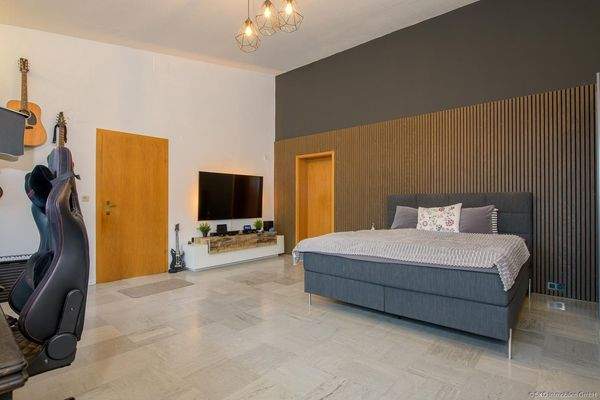 XXL-Schlafzimmer mit eigenem Badezimmer