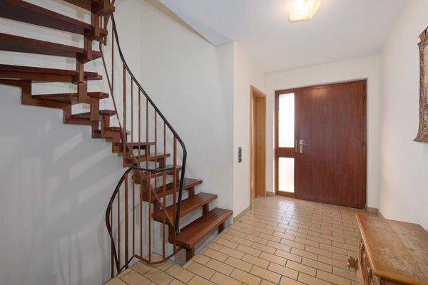 Treppenhaus und Eingangsbereich EG