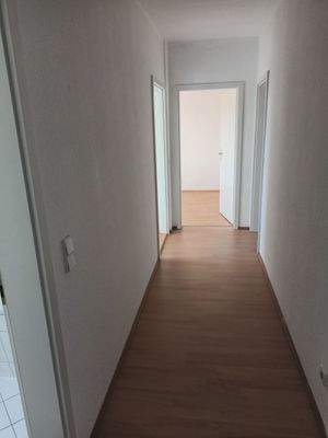 Langer Flur mit Türen