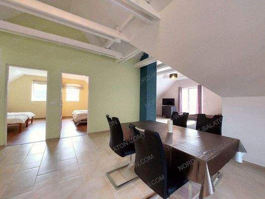 Wohn-/Esszimmer mit offener Küche