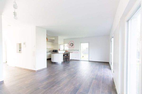 Helles und freundliches Wohnzimmer mit offener Küche