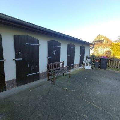 Schuppen mit Sitzbank