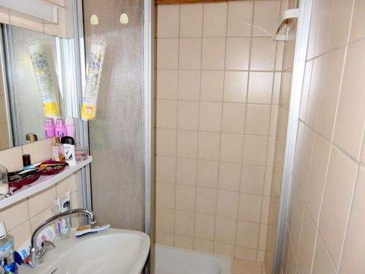 eines der beiden Bäder