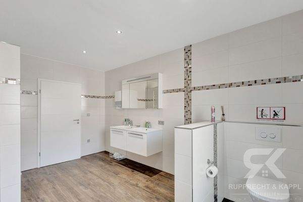 Bad mit Dusche Gebäude rechts