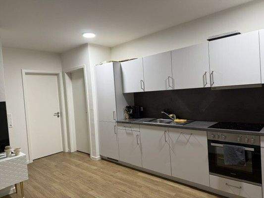 ...mit offener Küche inkl. Einbauküche