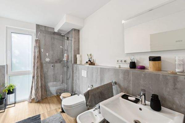 Tageslichtbad mit Dusche im OG