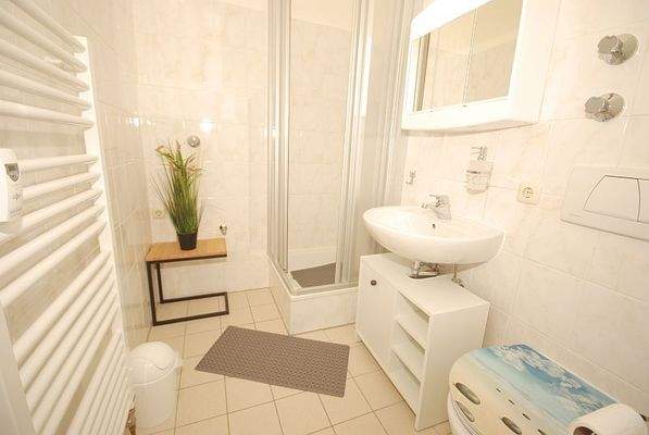 Badezimmer mit Duschkabine
