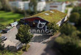 Drohnenaufnahme – Seitenansicht des Gebäudes