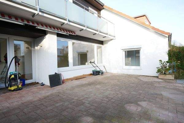 sonnige Terrasse mit Markise.JPG