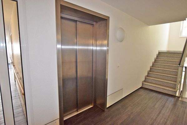 Aufzug und Treppenhaus