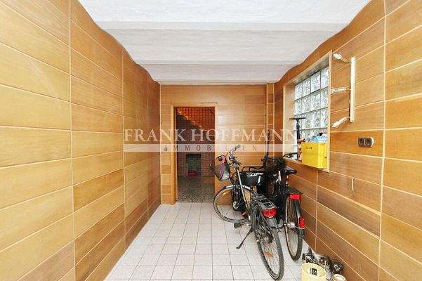 V10650 Haus Nr. 50 Hintereingang - EG Treppenhaus 1.1