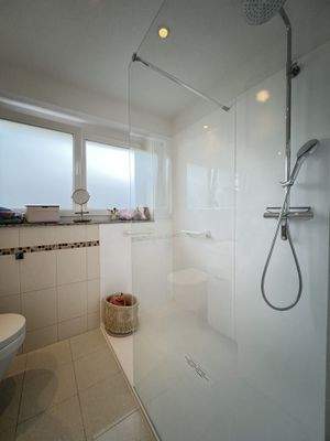 Dusche mit WC im Erdgeschoss