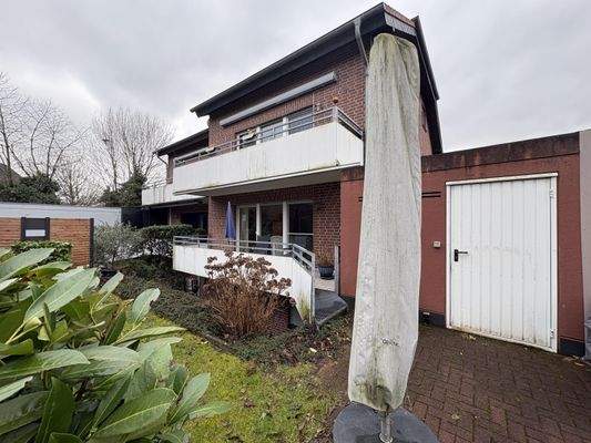 Gebäuderückansicht / Balkon / Garage