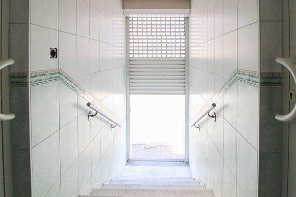 Zugang zu beiden Büros im EG