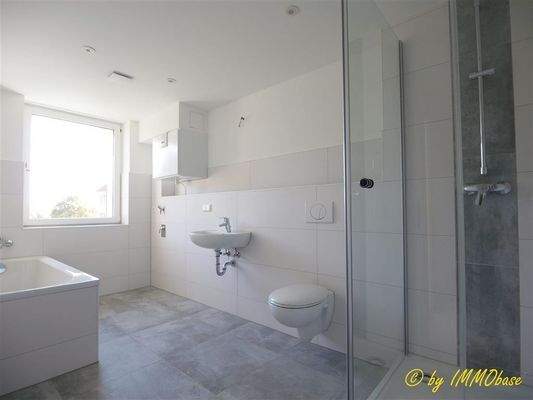 Bad mit Wanne und Dusche