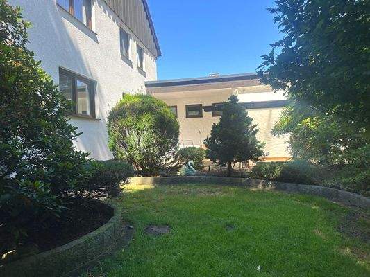 Haus Ostseite und Büroanbau