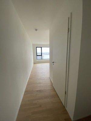 Heller Flur mit Fensterblick