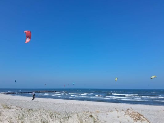 Kitesurfer am Strand.jpg
