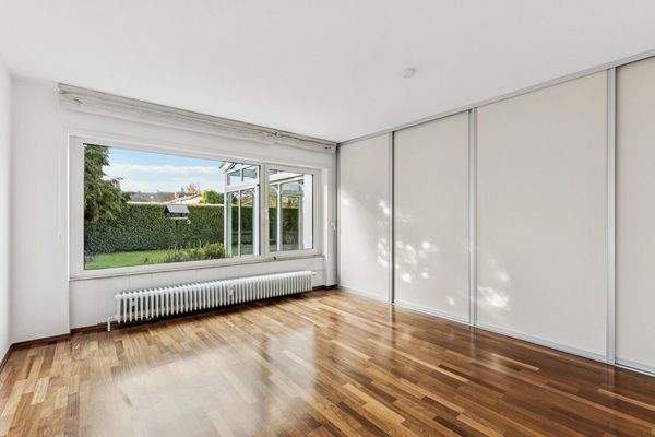 Schlafraum mit Blick in Garten 