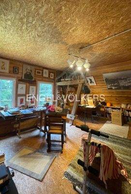 Ausgebauter Dachboden mit hölzerner Fassade