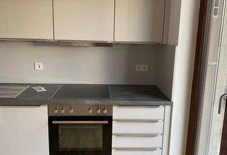 Moderne Küche mit Holzboden