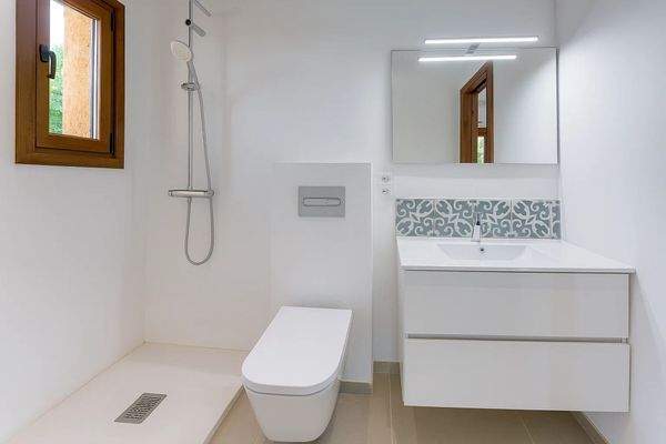 Zweites Badezimmer (en Suite) im Obergeschoss