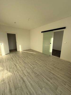 Leerer Raum mit Schiebetür