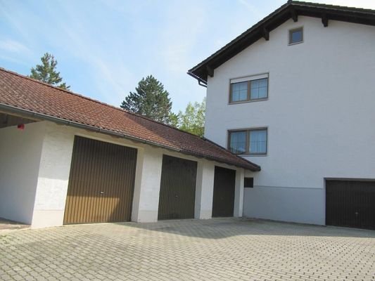 Haus mit Garagen.JPG