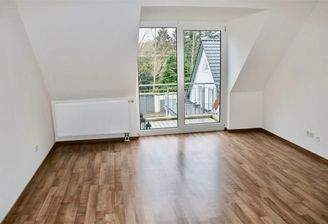 Wohnzimmer mit Zugang zum Balkon
