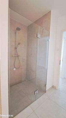 Dusche mit Glaswnd