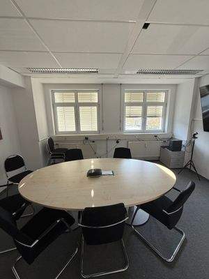 Besprechungsraum mit Tisch