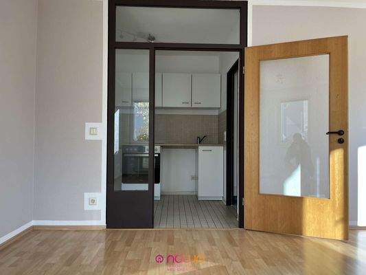 Vom Wohnbereich aus der Blick in den Flur..