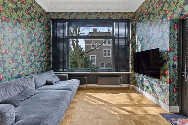 Sitzecke mit großer Fensterfront und Zugang zur Terrasse