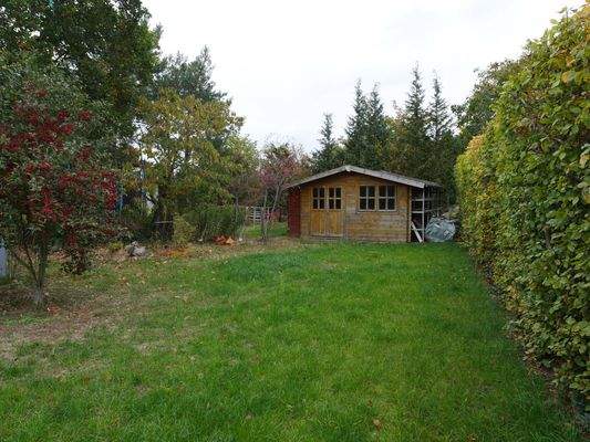 großer eingezäunter Garten