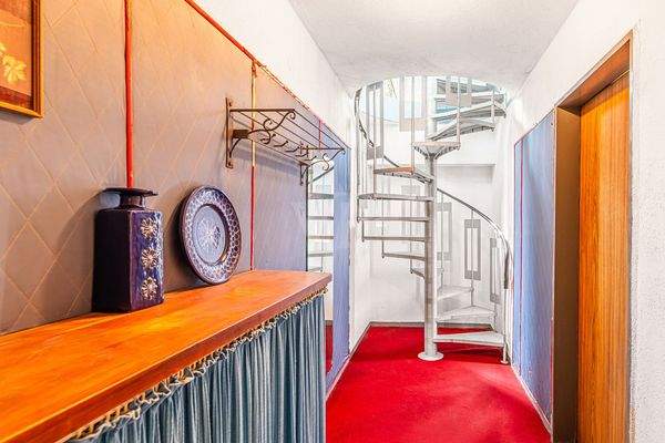 Wendeltreppe vom unterirdischen Verbindungsgang zum Poolhaus
