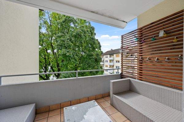 gemütlicher Balkon mit Blick ins Grüne